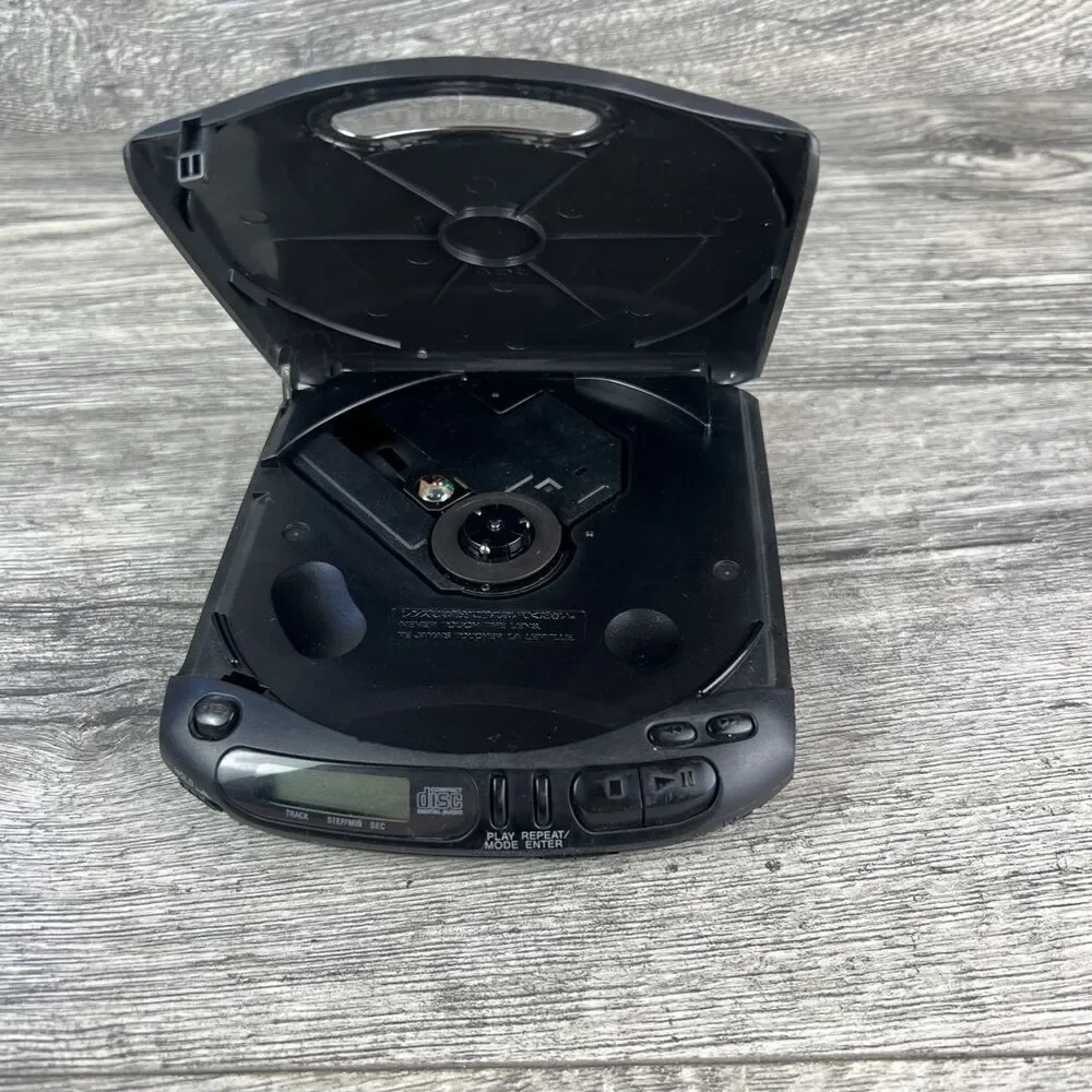 VTG Sony Discman D-141 CD Compact Player 1995 MegaBass Portable Player